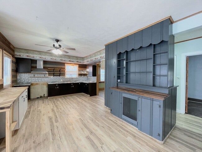 Building Photo - Large 4 bedroom home