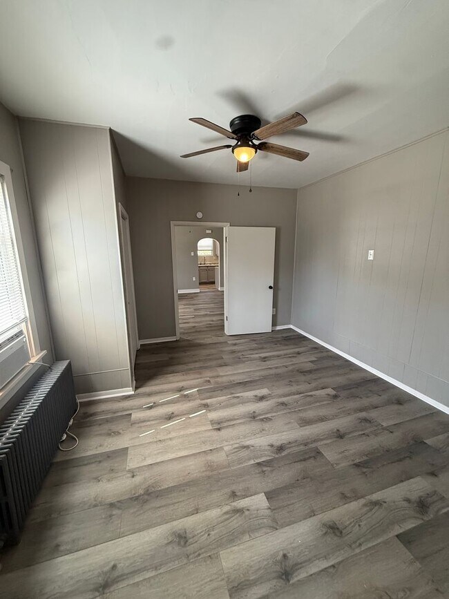 Building Photo - 519 Roup St