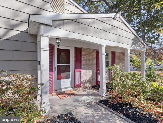 Building Photo - Home with Private Garden Oasis