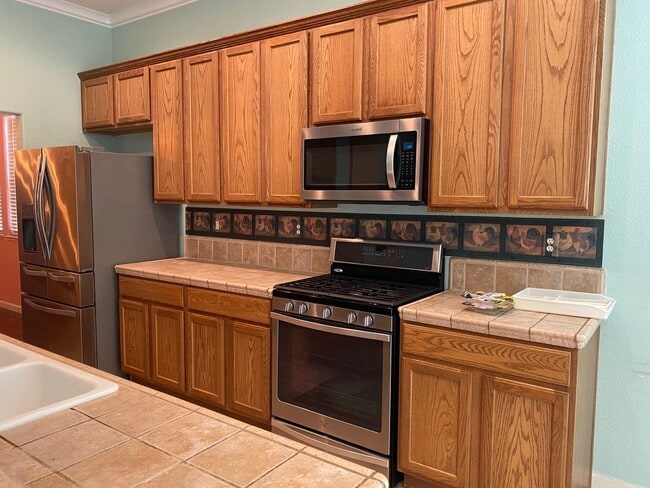 Building Photo - Huge 4 Bed 2 Bath + Den Golf Course Hom...