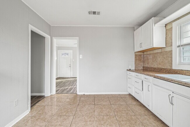 Building Photo - Cozy Home, Minutes from Texas Tech & Downt...