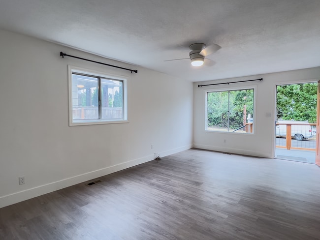 Building Photo - Charming Renovated Ranch 3 Bed + 2 Bath House! Washer & Dryer! Located in Portland's SE Brooklyn ...