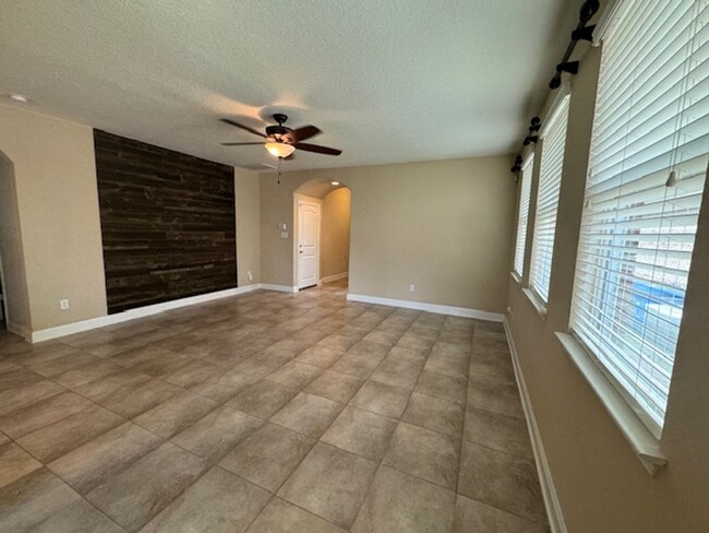 Building Photo - Beautiful Open Floor Plan with 3 Bedroom 2...