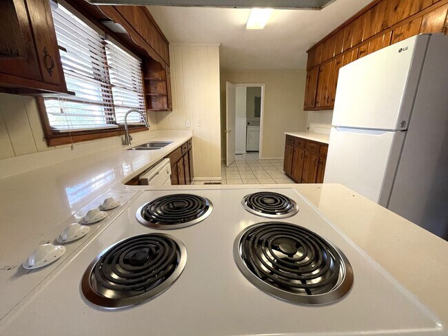 Building Photo - 5br House off S. Milledge (Available now o...