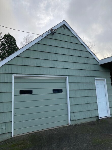Garage with benches and storage - 1536 Pennsylvania Ave