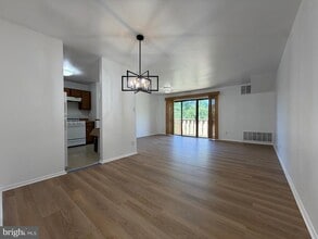 Building Photo - 716 Woodhollow Dr