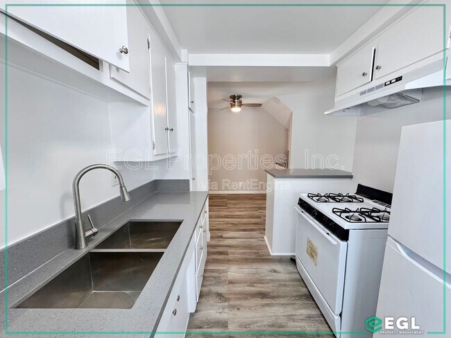 Building Photo - 1006 N Orange Grove Ave