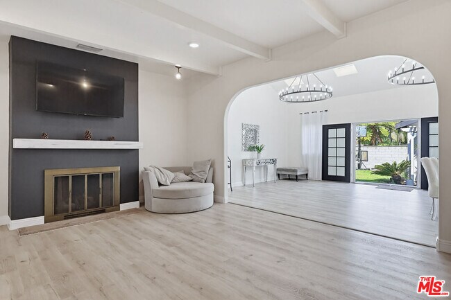 Building Photo - 9209 Paramount Blvd