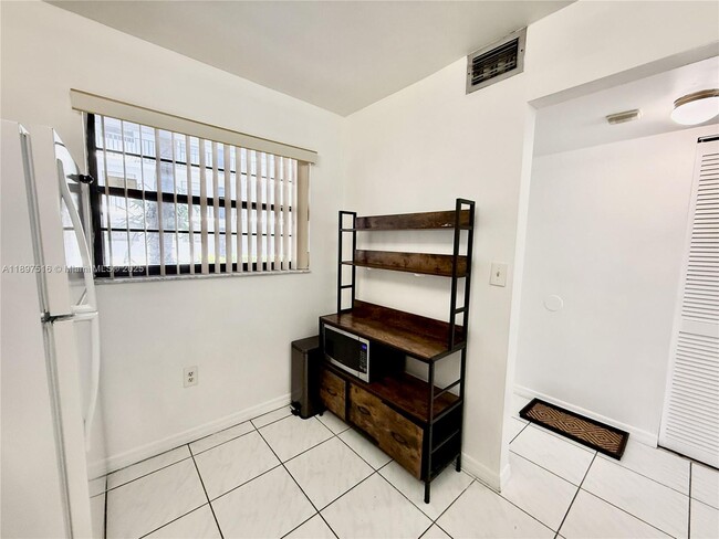 Building Photo - 10825 SW 112th Ave