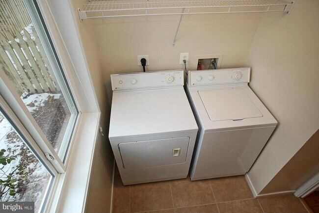 Building Photo - 9614 Tinsmith Ln