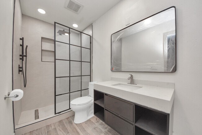 Building Photo - 840 Threadneedle St