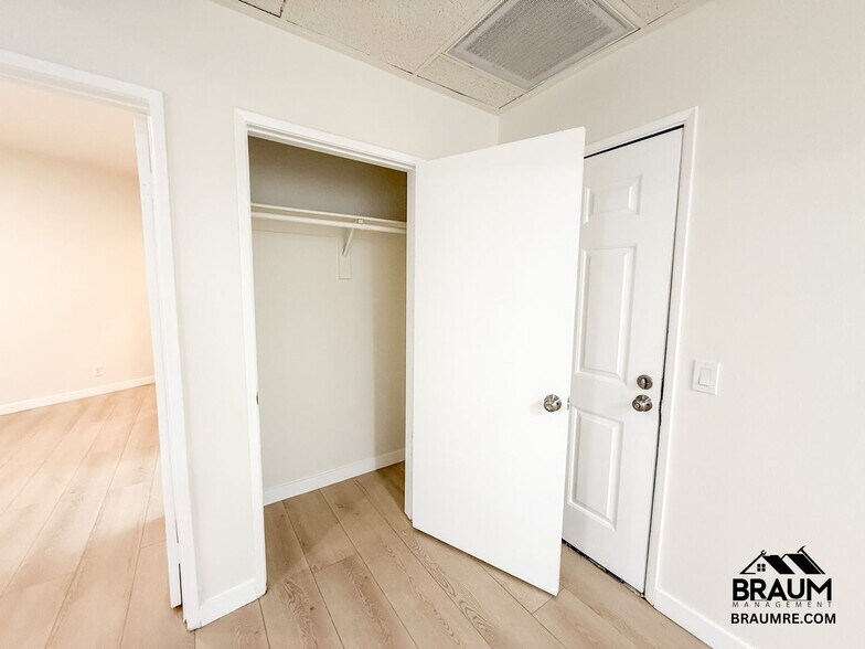 Building Photo - 11459 Collins St