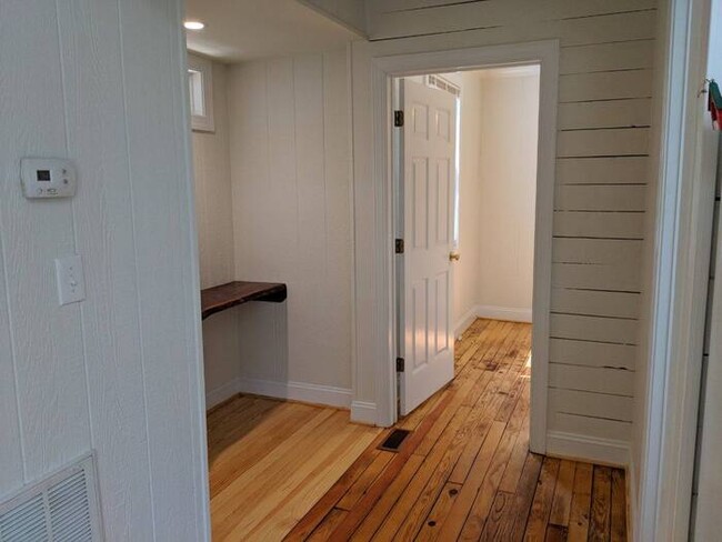 Building Photo - Chamberlain Cottage