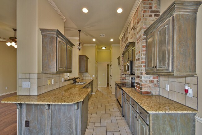 Building Photo - Amazing Home - 3 bed 2 bath - Edmond Schools