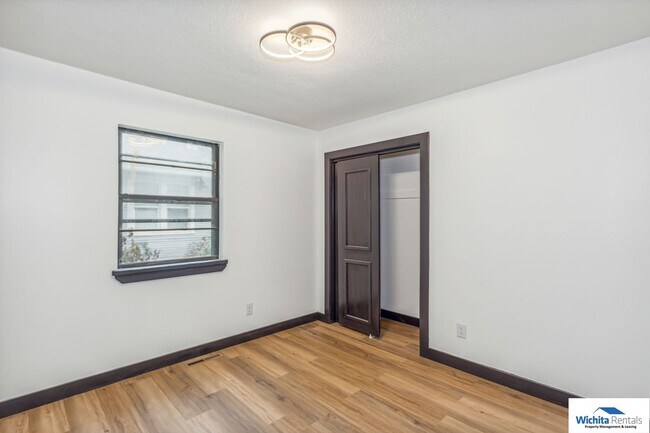 Building Photo - 2 bedroom 2 bath home