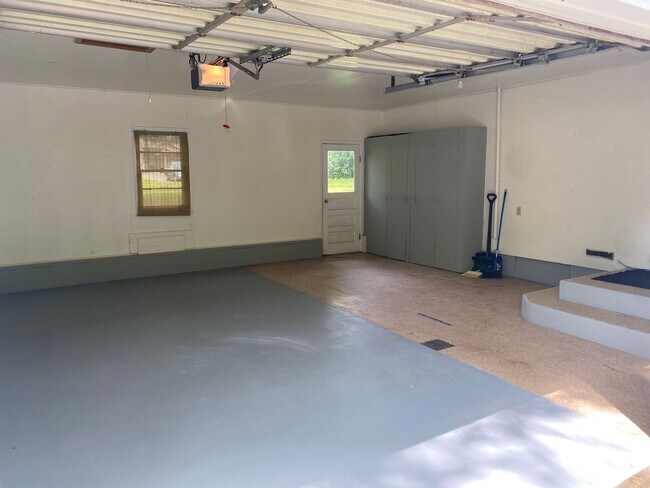 Building Photo - Now leasing for May 2026! Four Bed/Two Bath