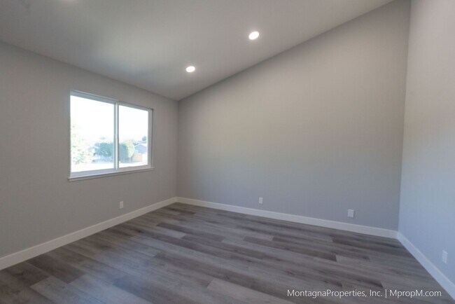 Building Photo - Spacious custom 4 bedroom home with pool and 2 car garage!