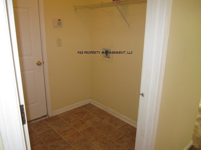 Building Photo - 7493 International Village Dr