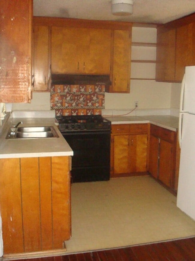 Building Photo - THREE BEDROOM, ONE BATH