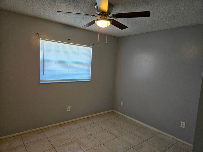 Building Photo - Cute and Convenient!