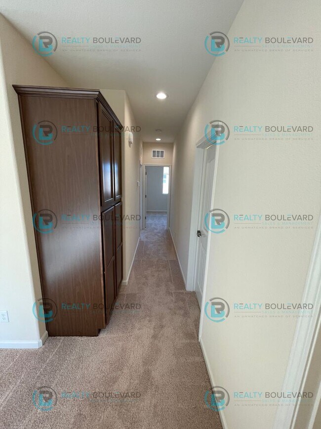 Building Photo - Luxury and Convenience Fully Equipped 3-Bedroom 2.5 Bathroom 2 Car Garage Townhome in Carson City