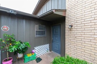 Building Photo - 4925 Greenslope Dr