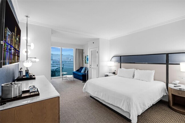 Building Photo - 4401 Collins Ave