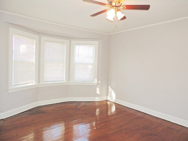 Building Photo - 3 Bedroom & 1 Full Bathroom Colonial for Rent!