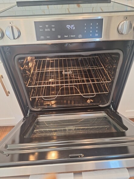 Electric stove - 14597 Cochiti Dr