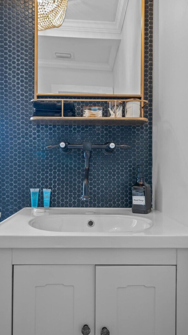 Building Photo - 720 1/2 West Woodlawn Avenue-SI ID1271928P