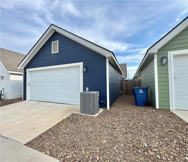 Building Photo - 925 NE Hts Ln
