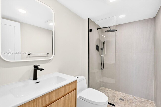Building Photo - 100 Bayview Dr