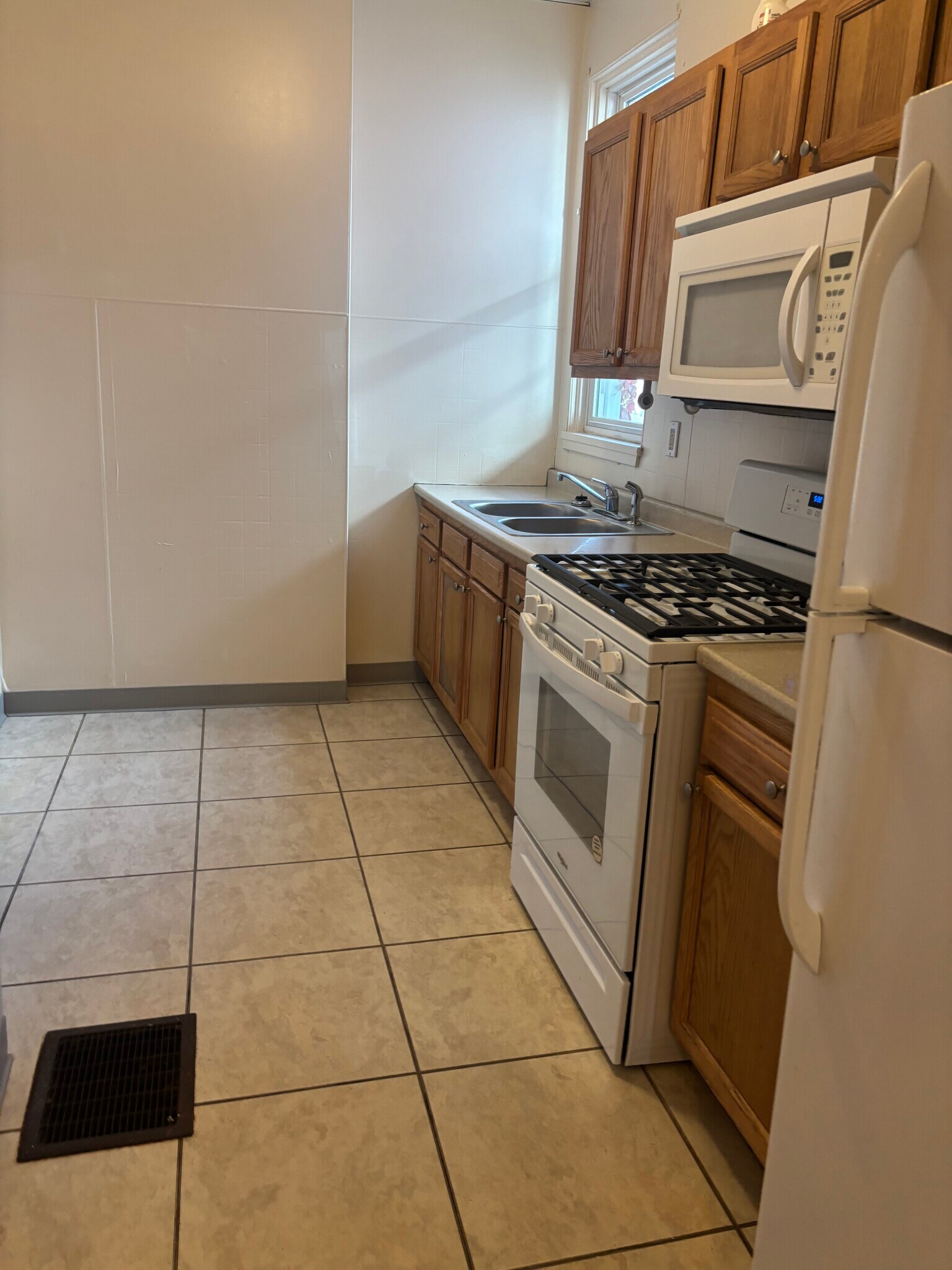 Building Photo - 1509 6th Ave