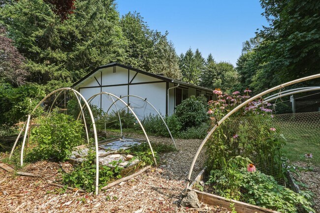 Building Photo - MOVE IN READY NOW! 2 bed 1 ba - Great location! Tumwater School District.