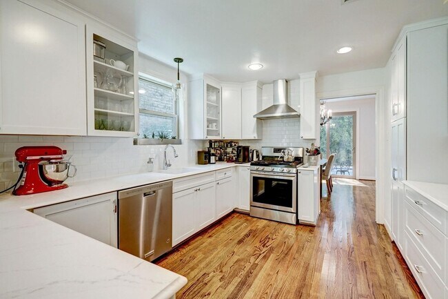 Building Photo - 201 Vanderpool Ln