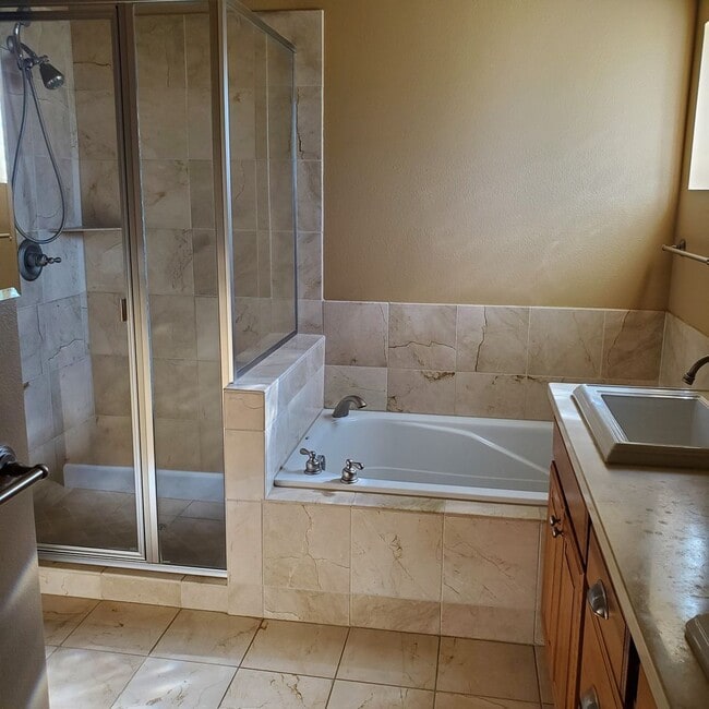 Building Photo - LARGE 3 BED 3 BATH TOWNHOME IN THE DESIRABLE POINTE NEIGHBORHOOD