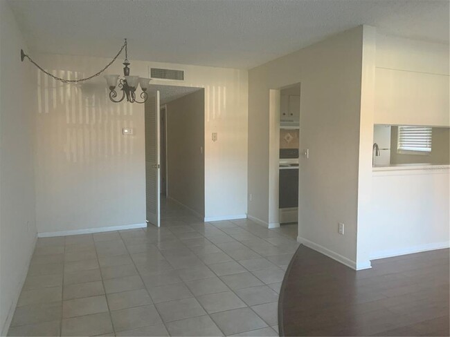 Building Photo - 2525 W Bay Dr