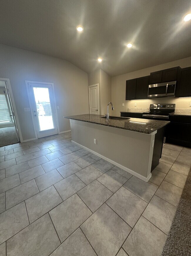 Building Photo - Spacious 3/2/2 in Upland Crossing