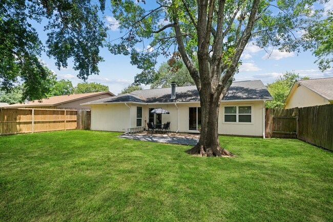 Building Photo - 2523 Village Oak Dr.