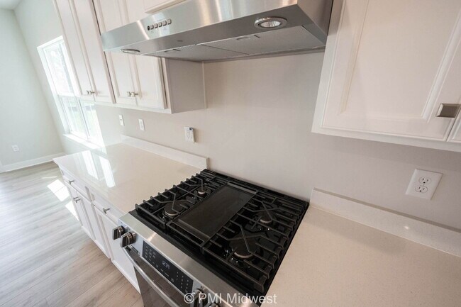 Building Photo - "Spacious 5-Bedroom Retreat with 2.5 Baths...