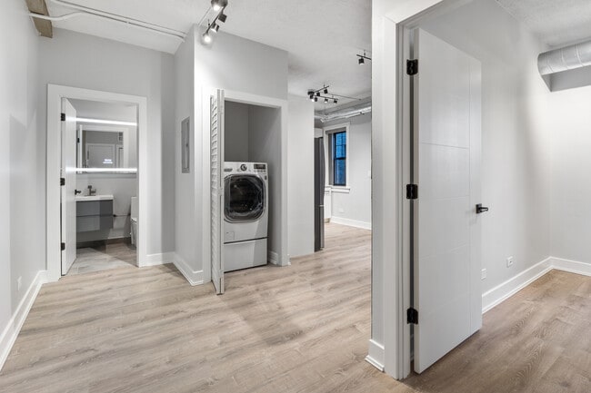 Building Photo - 7645 N Sheridan Rd