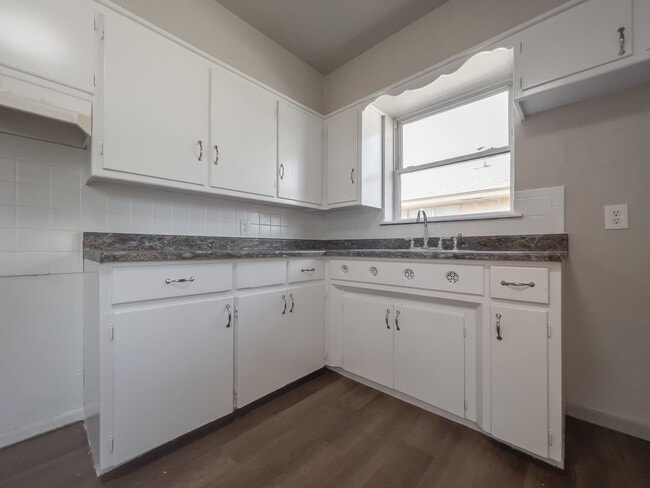 Building Photo - This Perfect Home Awaits!