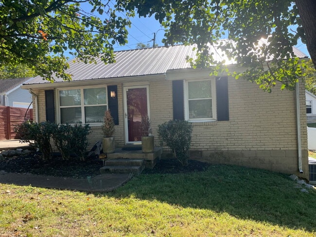 Building Photo - Charming 2 Bed, 1 Bath Nashville Rental - ...