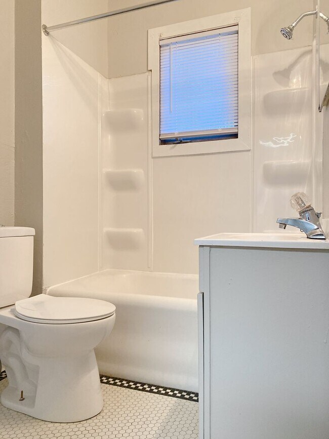 Building Photo - Move-in special. 3 bed 1 bath with a detached garage and large driveway $1250