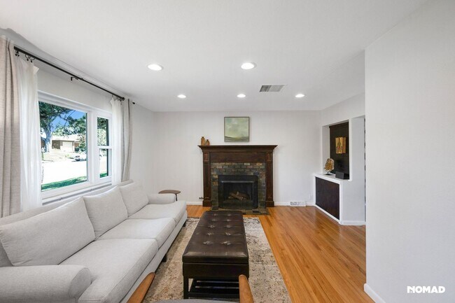 Building Photo - Spacious 4BR House in South Denver
