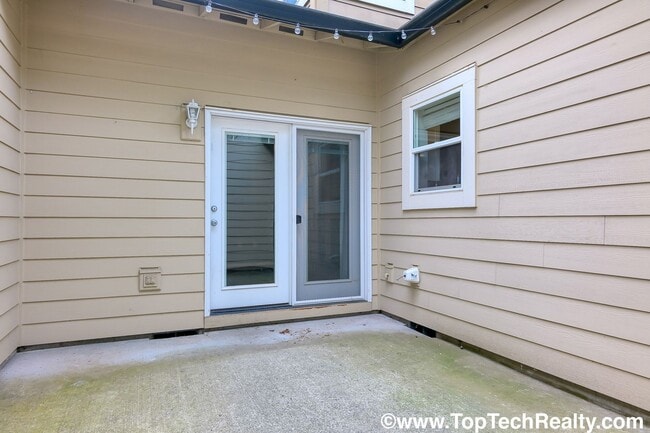 Building Photo - Charming 3 BD 2 BA Townhome Located in Hillsboro's Briarcreek Community | Recently Updated! | Mai...
