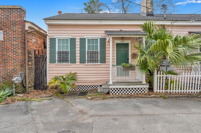 Building Photo - 305 W Waldburg Ln