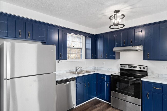 Building Photo - 3 Bedroom Dog Friendly Home For Rent!