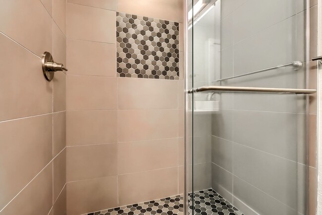 Building Photo - 3 bedroom Townhome + 2 Large Flex Spaces &...