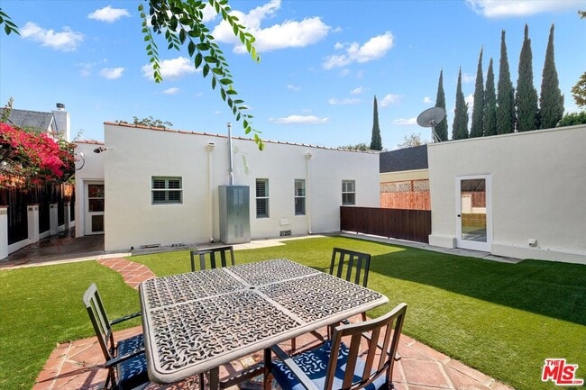 Building Photo - 135 N Gower St